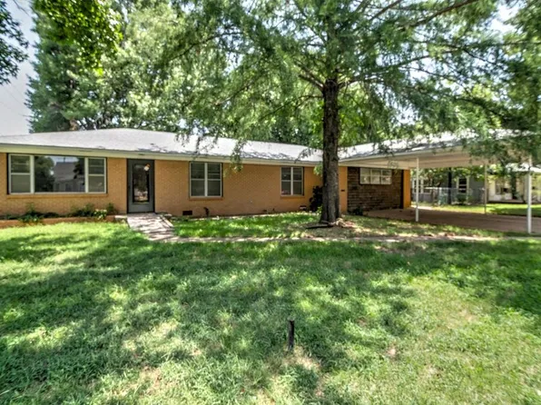 823 N Pine St, Waurika, OK 73573