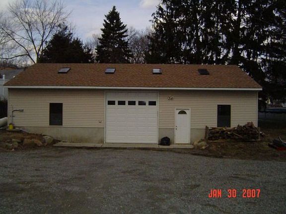 1500 square foot (32'X48') shop with heat / AC. 11' ceiling.  air compressor, 3 phase electric 10' x10' door.