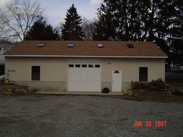 1500 square foot (32'X48') shop with heat / AC. 11' ceiling.  air compressor, 3 phase electric 10' x10' door.