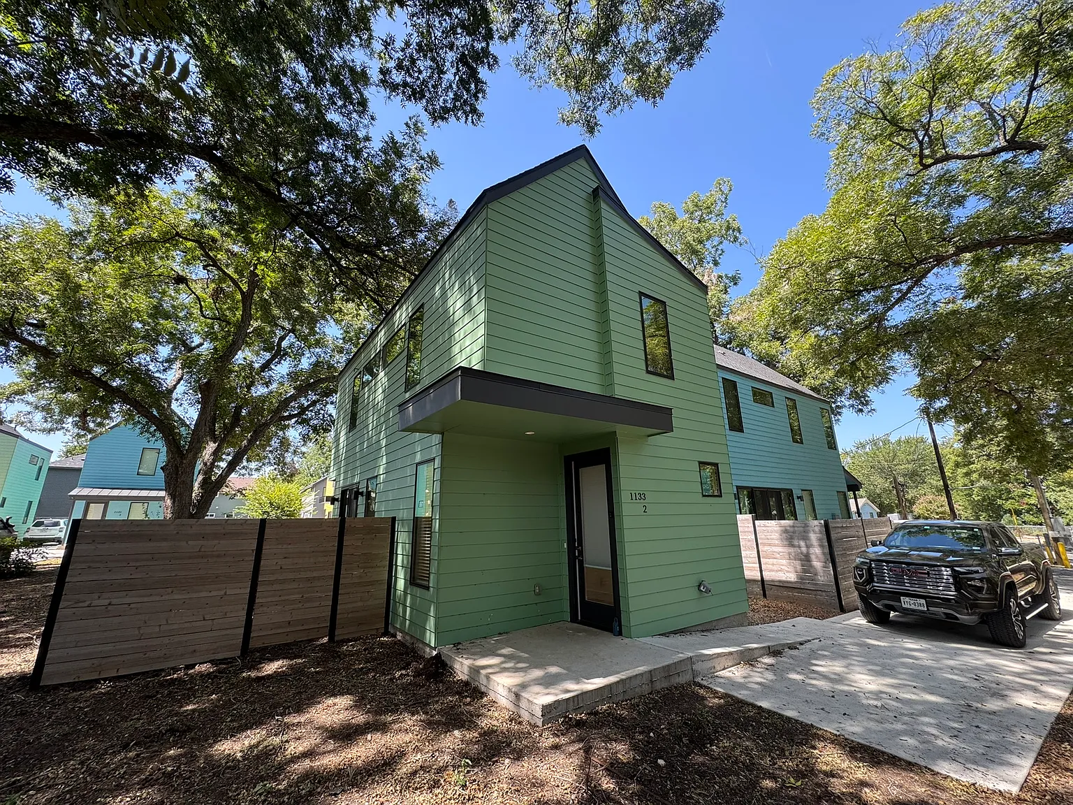 2 bed, 2.5 bath, 886 sqft, $2,400 — Photo 1