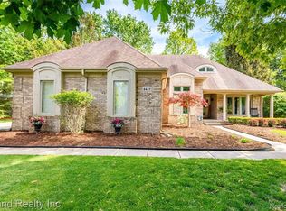 8487 Sherwood Dr #17, Grosse Ile, MI