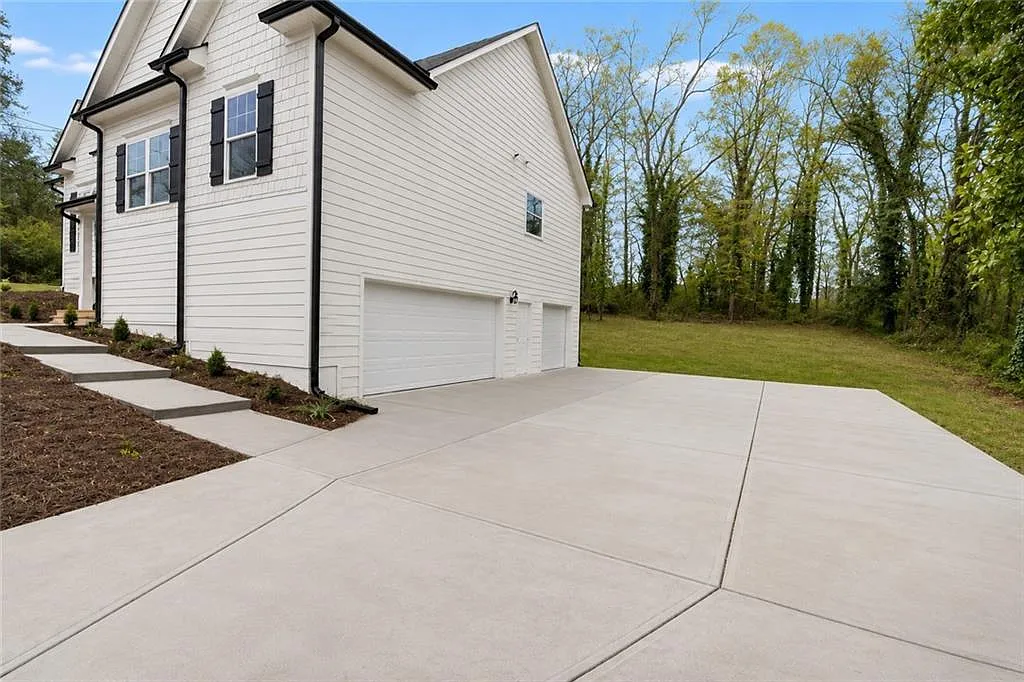 Building Photo - 3709 Centerview Dr NE