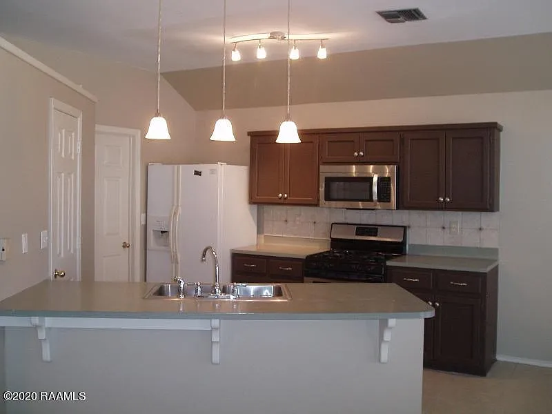 3 bed, 1656 sqft, $1,600 — Photo 2