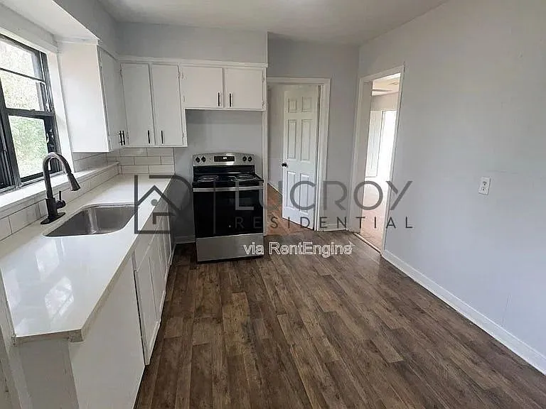 320 Lawrence Rd — Photo 4