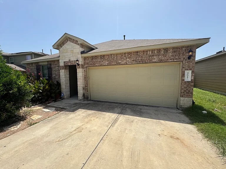 4617 Cleto St — Photo 2