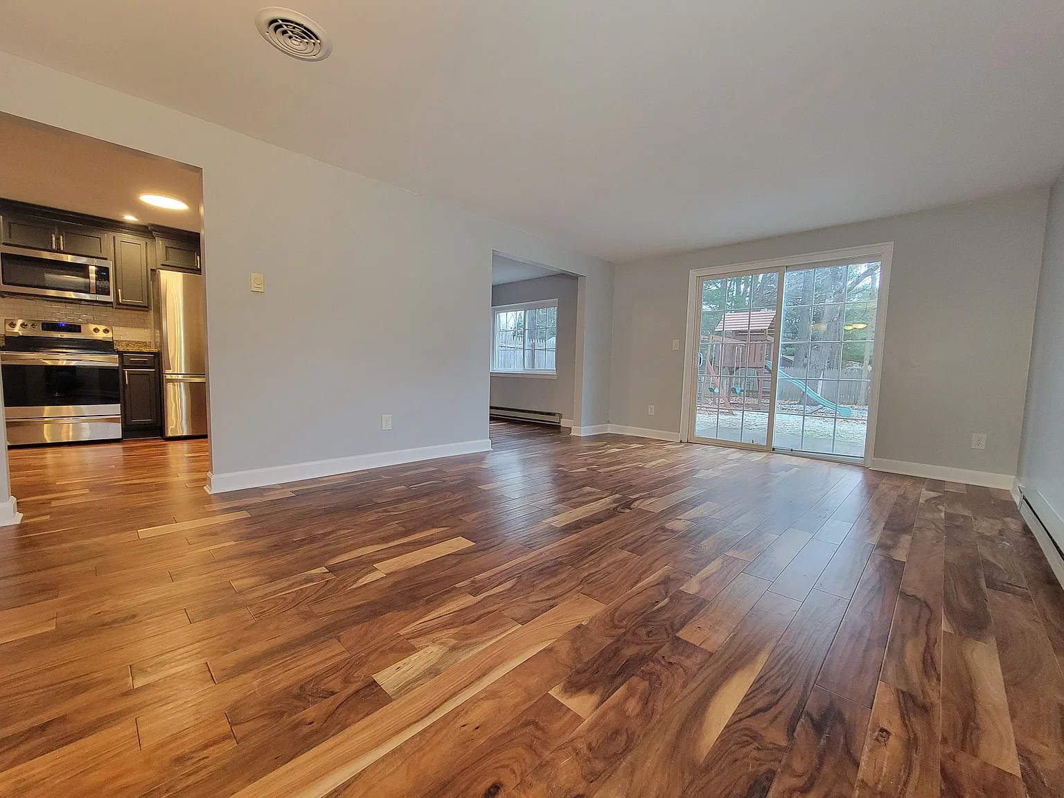 3 bed, 1.5 bath, 1228 sqft, $2,400 — Photo 3