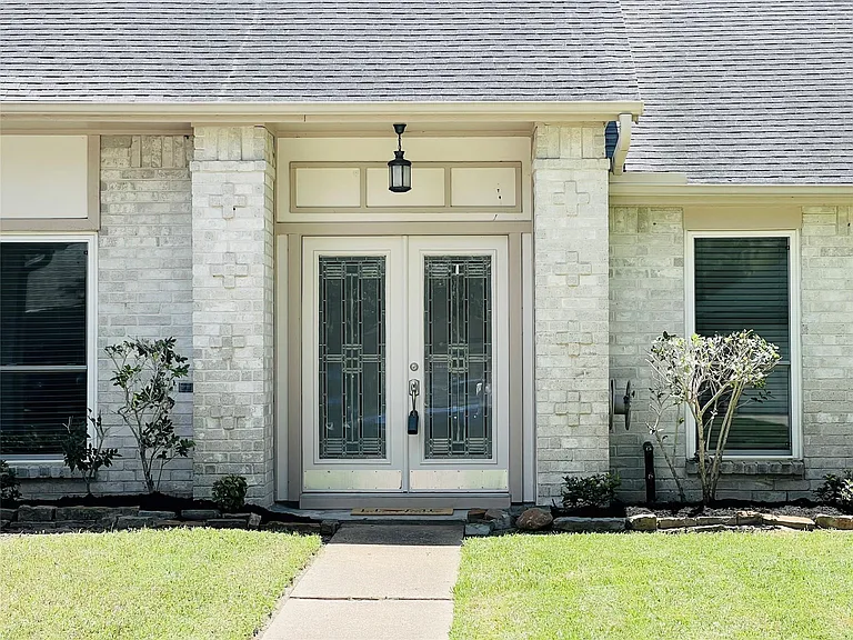 2319 Anthony Ln — Photo 3