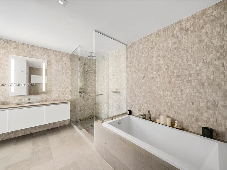 88 SW 7th St #2105 — Photo 10