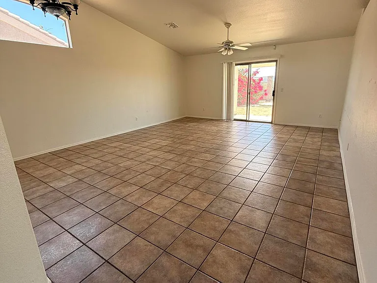8130 N 112th Ave — Photo 3