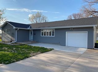 405 Sunset Dr, Hastings, NE 68901
