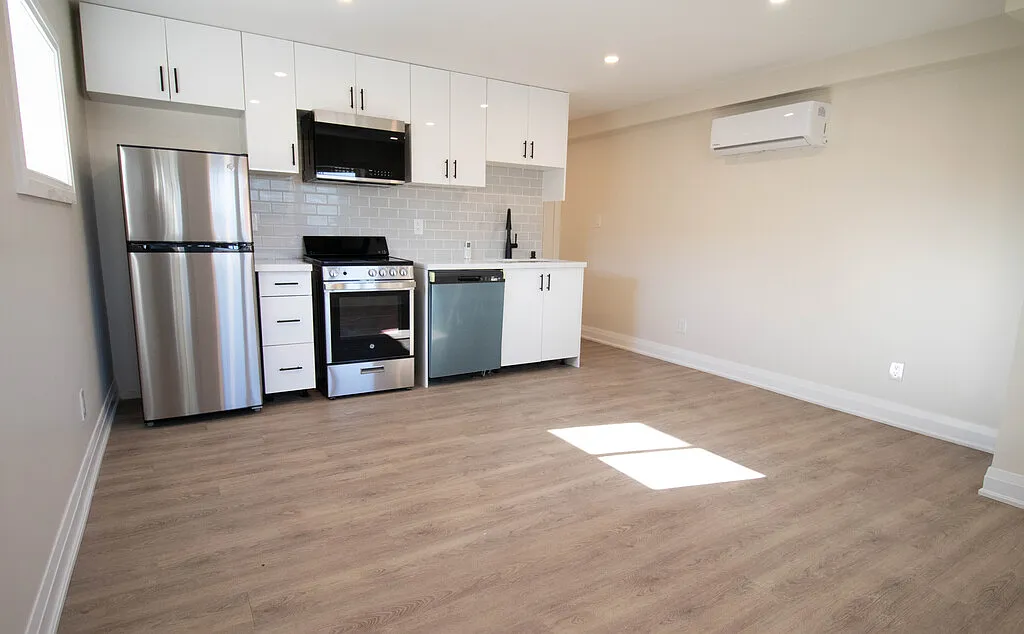 184 Bradley Ave - 3 — Photo 1