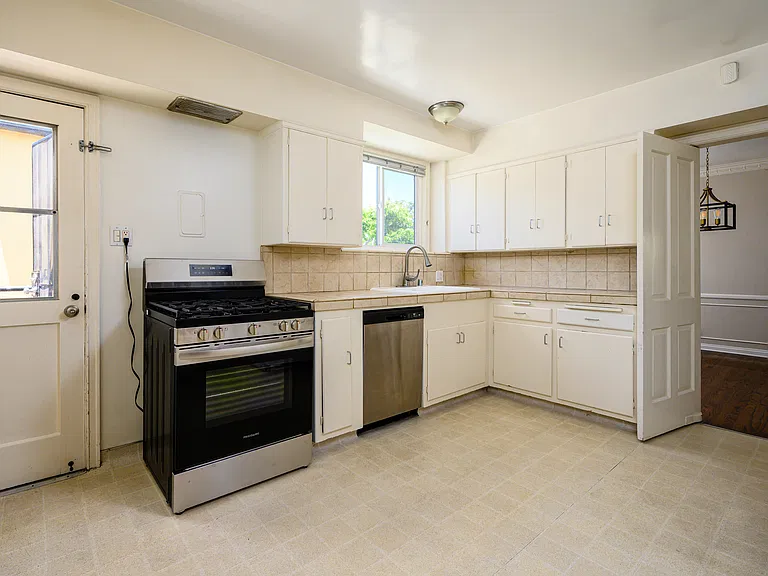 1763 Kelton Ave — Photo 7