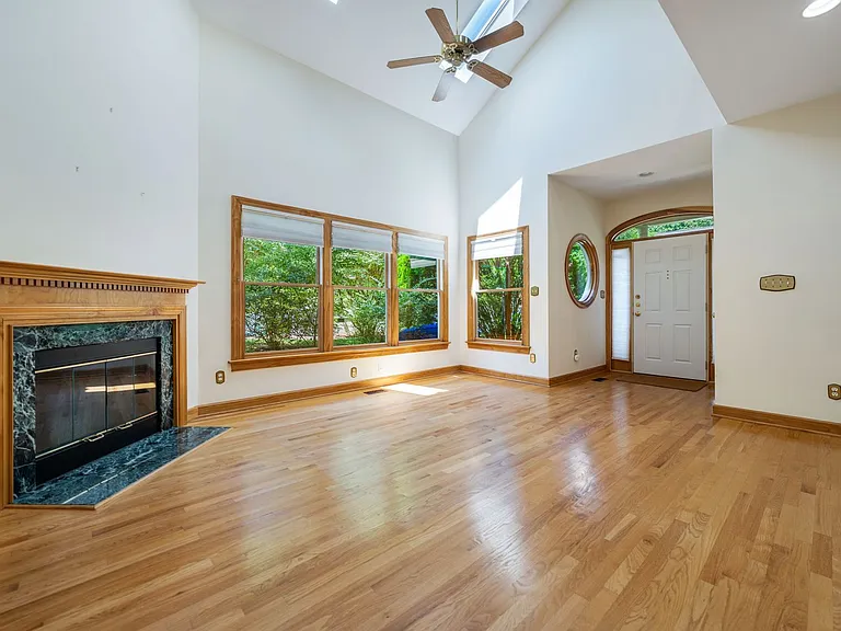 205 Columbia Pl W — Photo 2