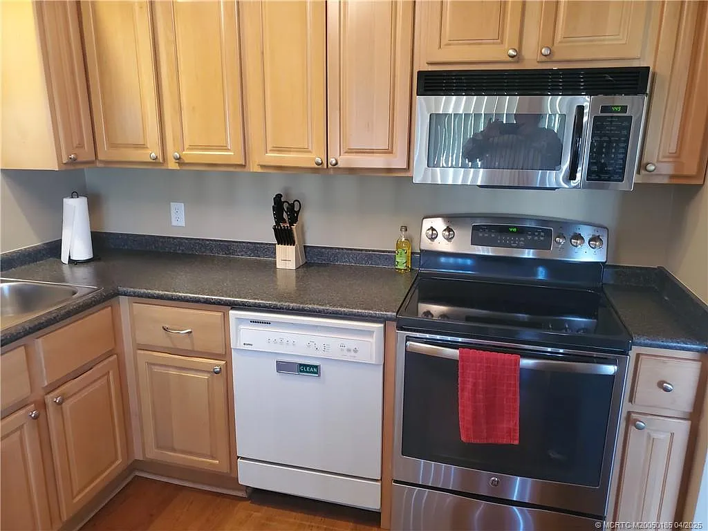 2 bed, 2.0 bath, 1100 sqft, $3,000 — Photo 3