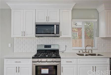 5th image of 20237 20239 Vanowen St