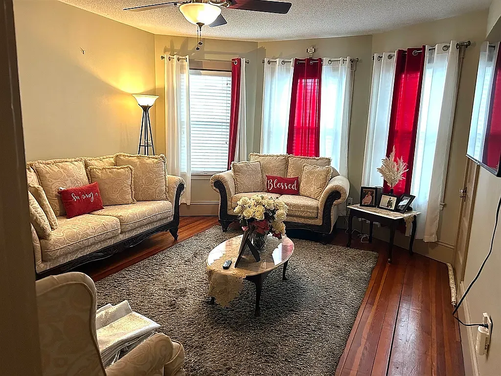 3 bed, 1146 sqft, $2,200 — Photo 2