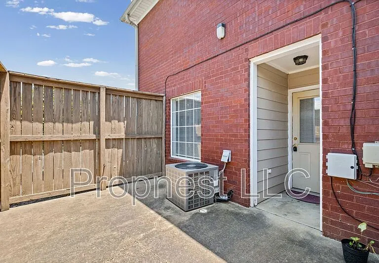 807 Barrington Woods Cv — Photo 12