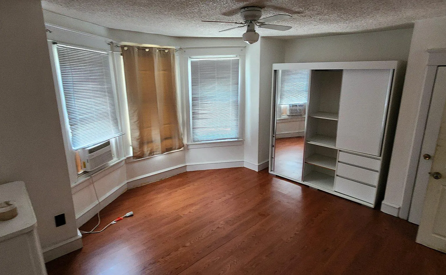 3 bed, 1.0 bath, 1000 sqft, $1,900 — Photo 3