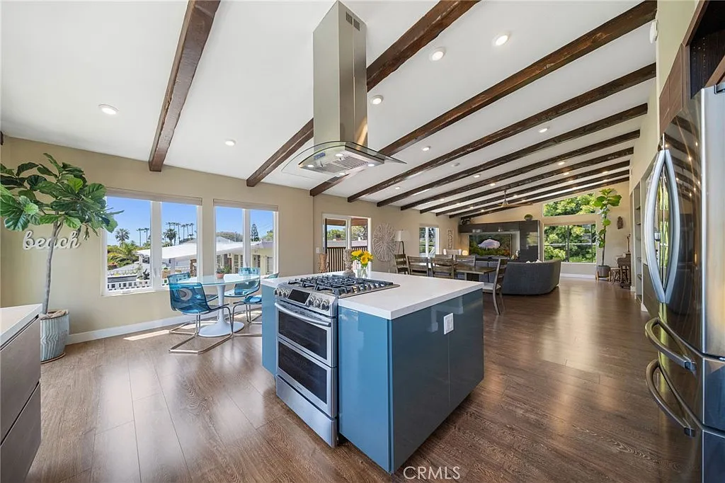 2 bed, 2.5 bath, 2090 sqft, $6,800 — Photo 1