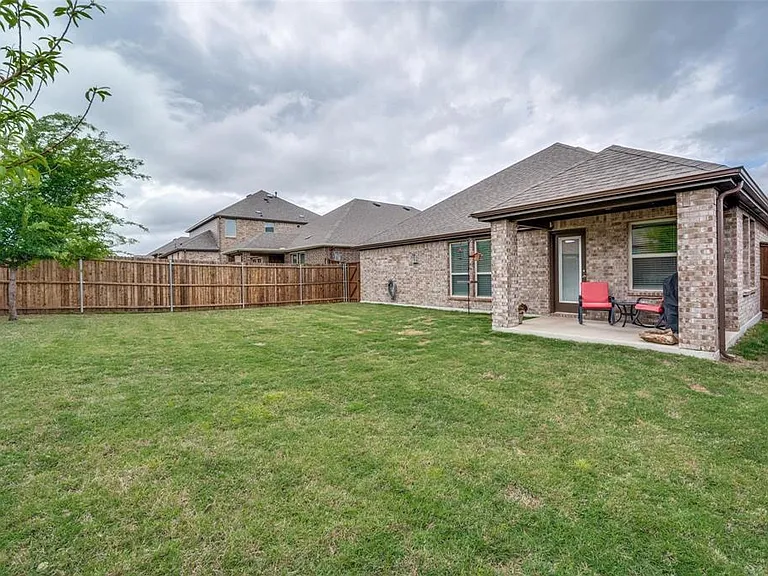 2937 Log Cabin Dr — Photo 3