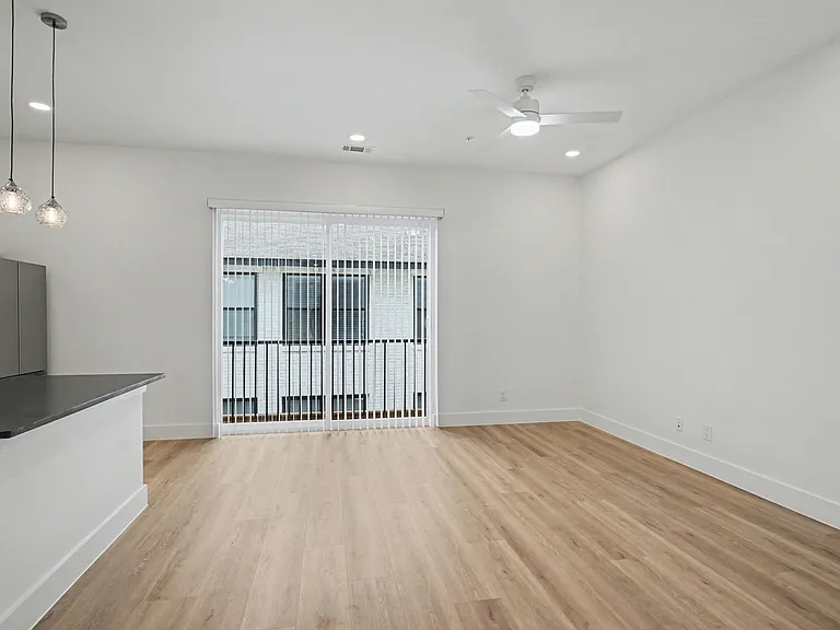 2217 N Fitzhugh Ave #202 — Photo 3