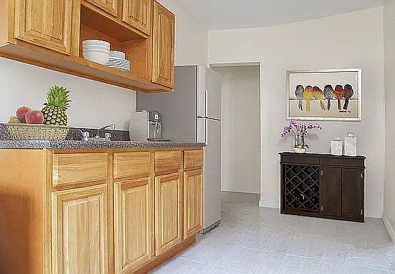 5th image of 554 Hinsdale St #9