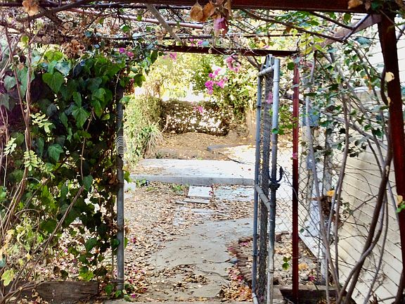 Peaceful study garden at USC North University Park rental - perfect quiet space for graduate students