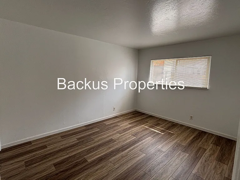 922 Lupin Dr — Photo 14