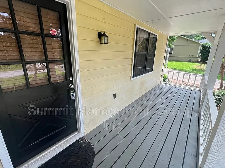 916 Curry Cir SE — Photo 3