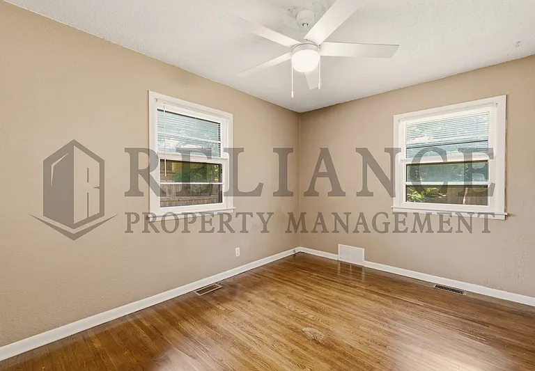 2103 W Columbine Ln — Photo 29