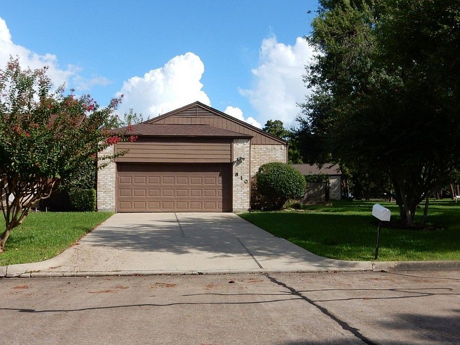 1st image of 810 Garden Walk Dr
