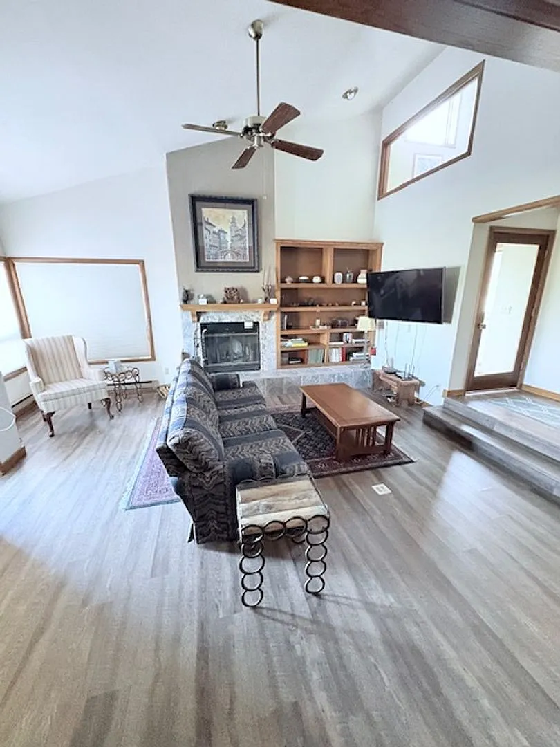 Stunning 3-Bedroom, 2-Story Townhome for Rent 3,000 sq ft — Photo 1
