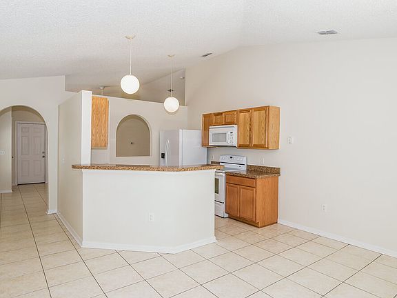 5th image of 8376 Oak Crossing Dr W