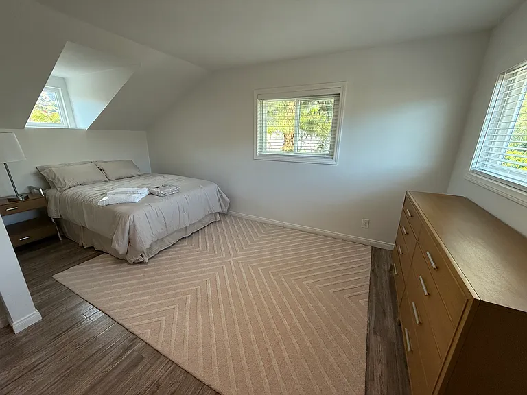 Large bedroom - Queen Bed