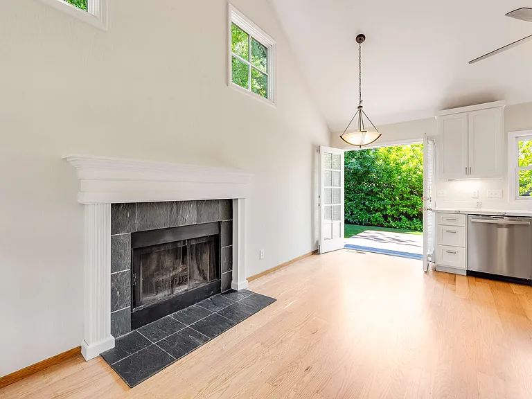 558 Beresford Ave — Photo 10