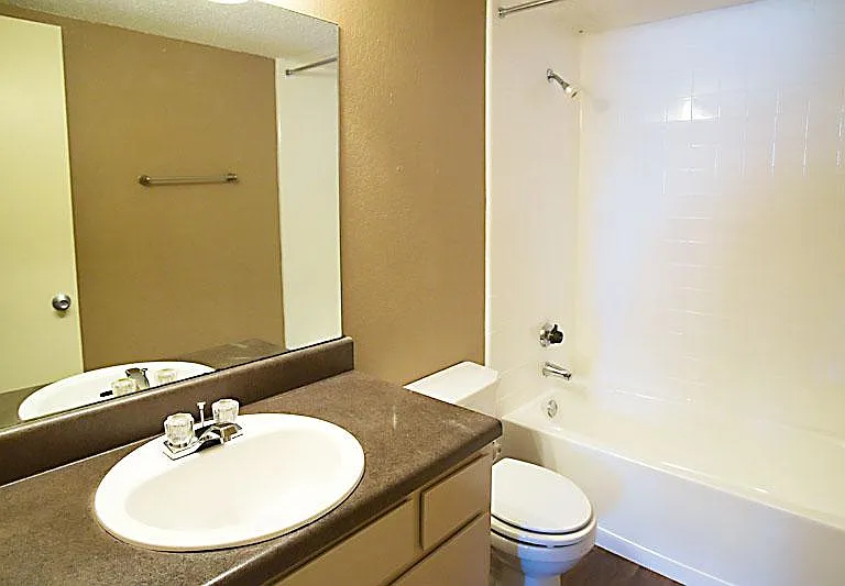 Crestwood Apartments — Photo 12