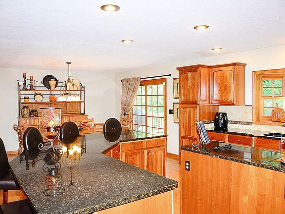 4th image of 85 Blackford Dr