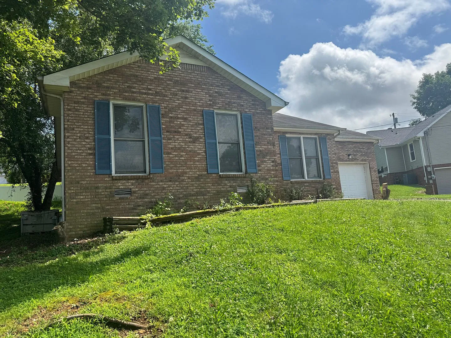 Single Family Home in Clarksville — Photo 3
