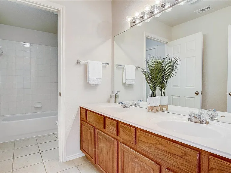 537 Golden Creek Dr — Photo 33