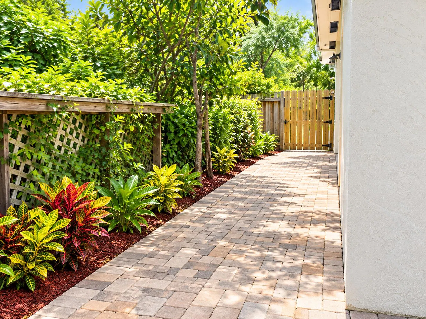 3 bed, 2.0 bath, 1248 sqft, $2,300 — Photo 4