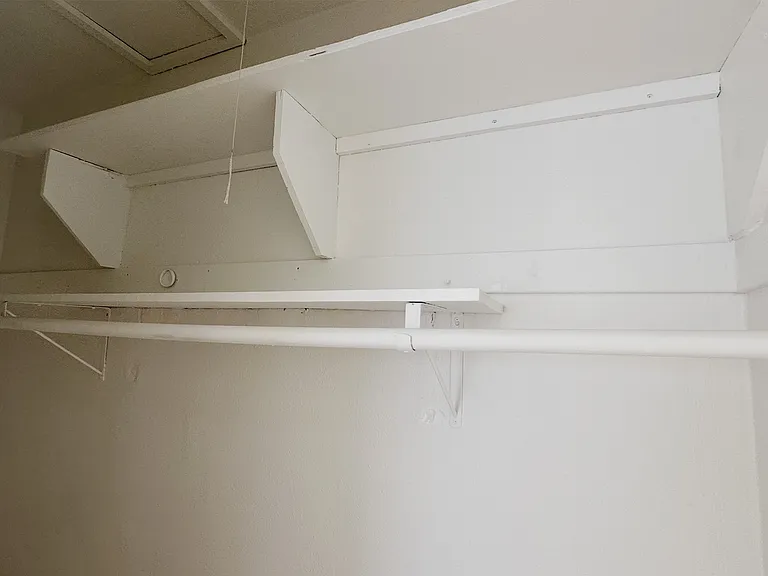 Bedroom B_Closet