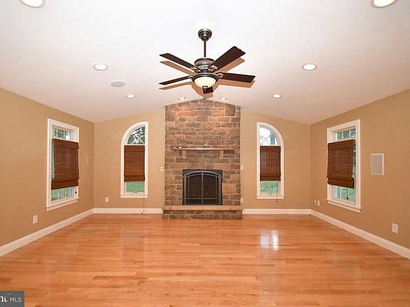 2nd image of 609 Yarmouth Ln