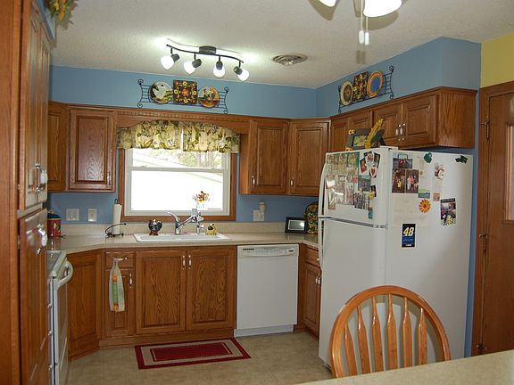 2nd image of 416 Roos Ave