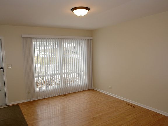 3rd image of 1221 Meadowbrook Dr