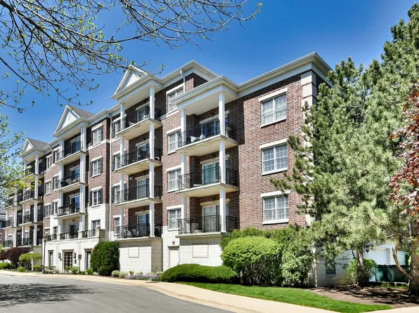 412 McDaniels Cir APT 301, Clarendon Hills, IL 60514