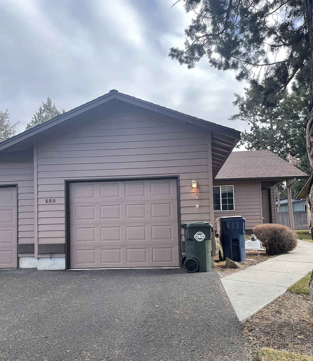 Building Photo - 680 NE Savannah Dr