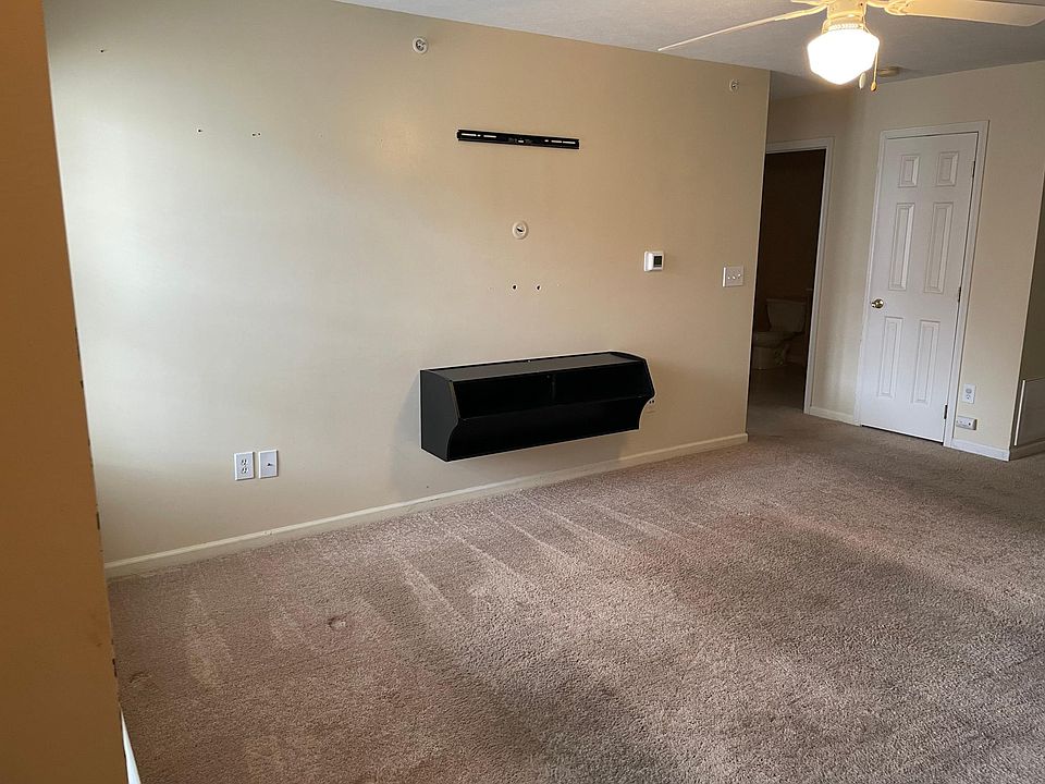 Living room with TV stand/Rack.