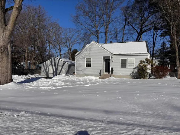 14 Fenner Ln, Nanuet, NY 10954