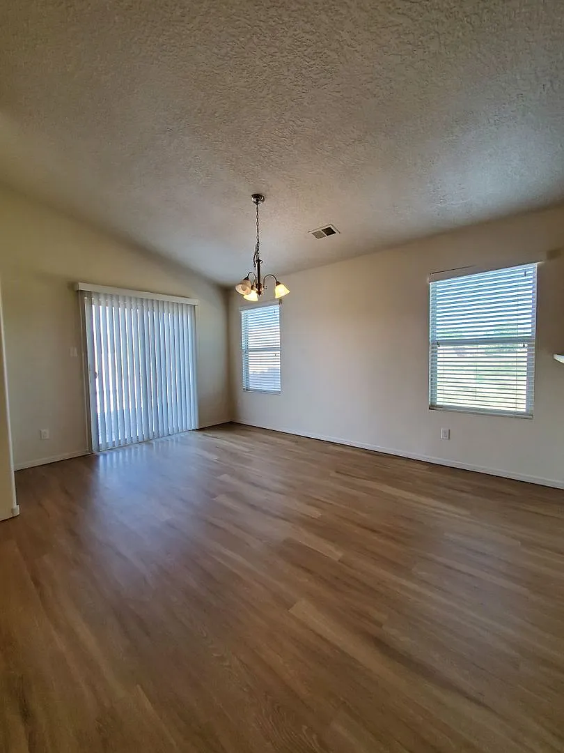 Cute 3 bed 2 bath in Huning Ranch Vinyl plank flooring throughout! — Photo 2