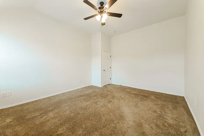 1096 Oakbrook St — Photo 9